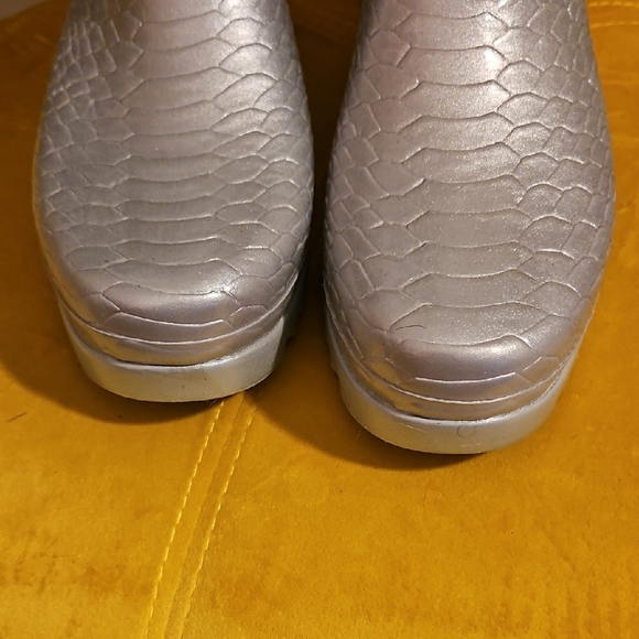 Elegant Stuart Weitzman Crocodile Pattern Rubber Rain/Snow Boots - Picture 7 of 7